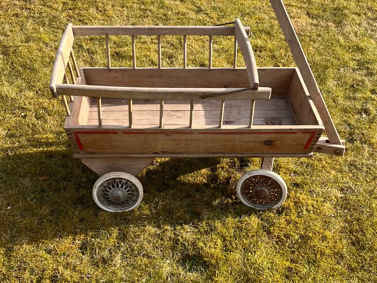 Billede 2 - Træ trækvogn med tremmesider