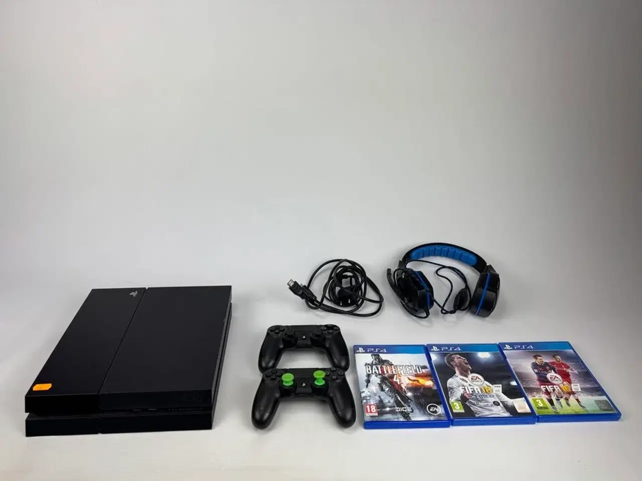Billede 1 - Playstation 4 - inkl. 2 joystick, 3 spil & høretelefoner MOMSFRI