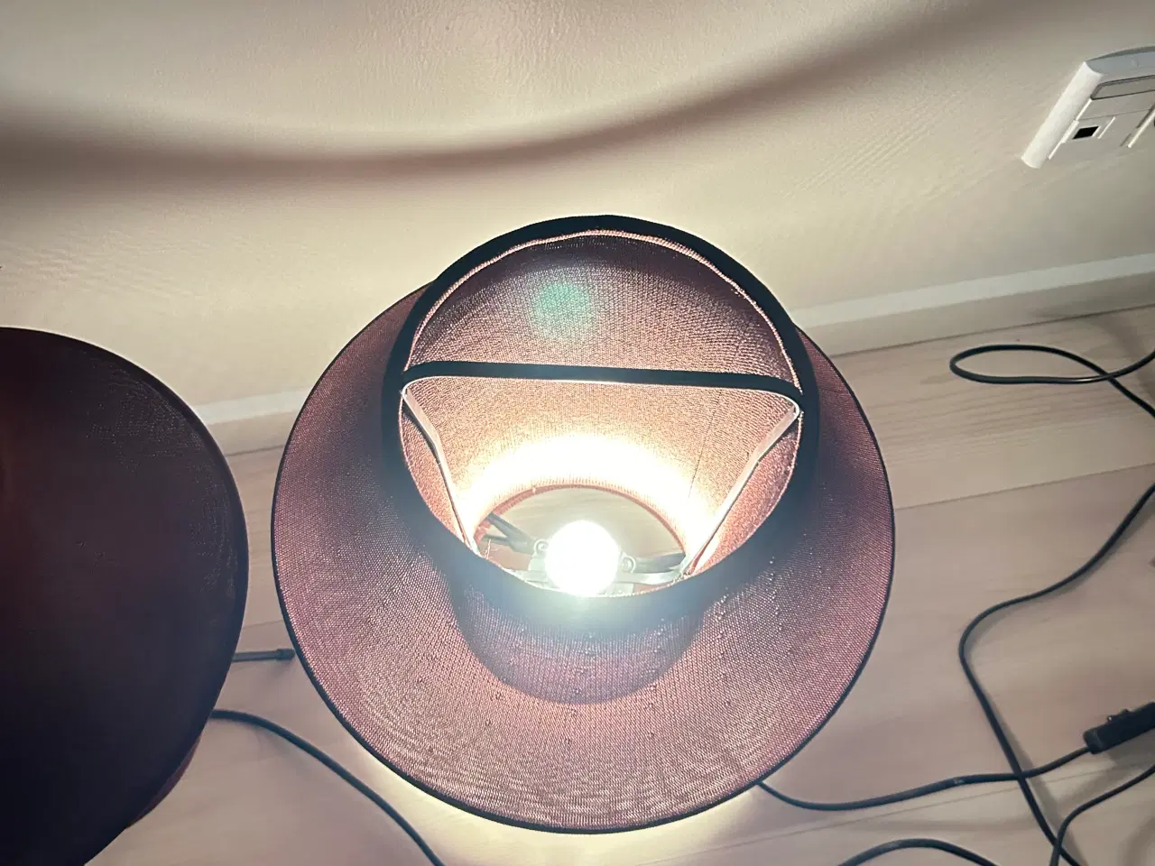 Billede 4 - mørkerøde lamper fra IKEA