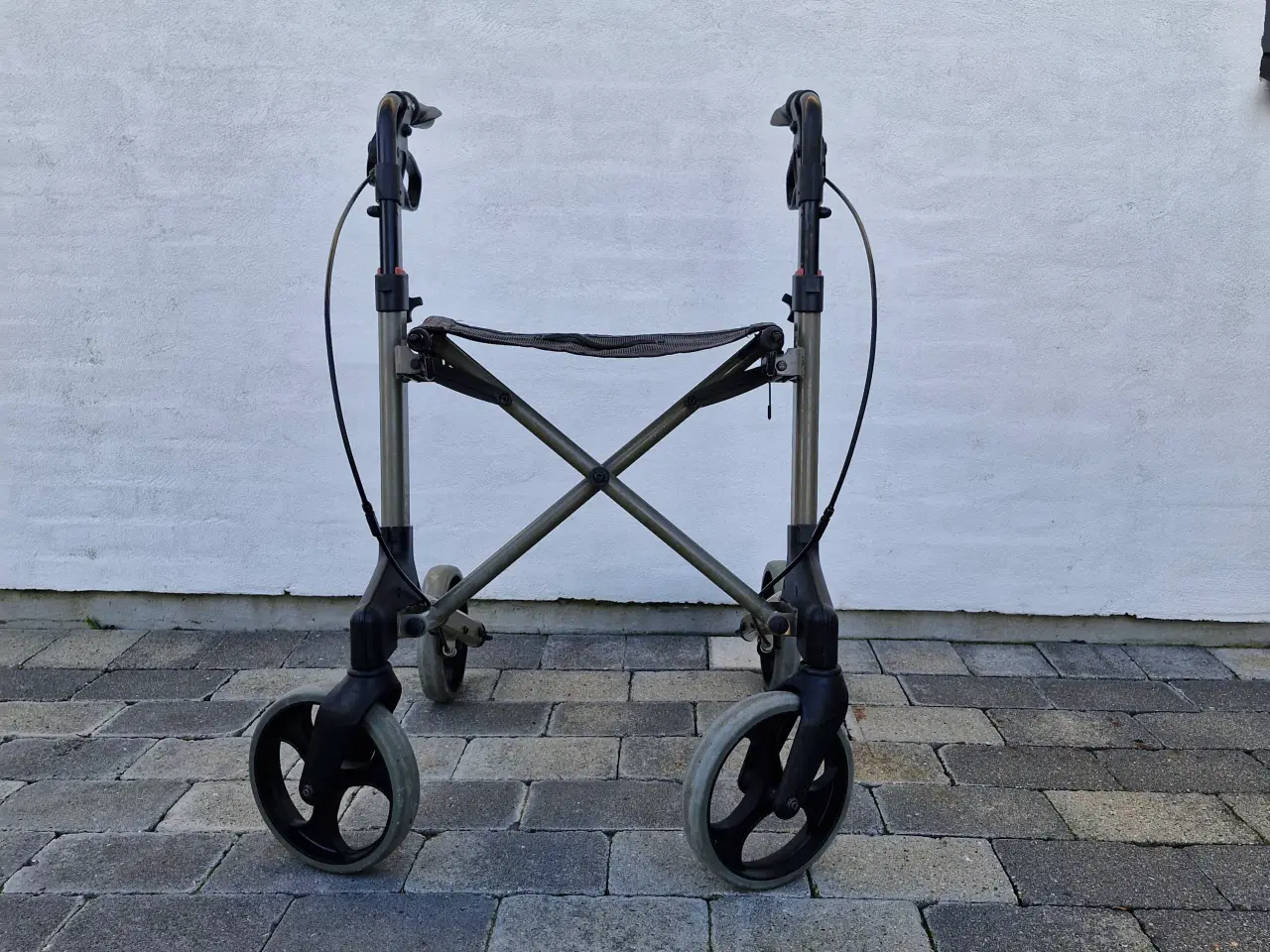 Billede 2 - MEGET VELHOLDT ALUMINIUMS LETVÆGTS-ROLLATOR 