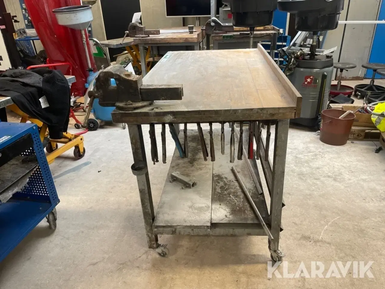 Billede 6 - Arbejdsbord på hjul med skruestik