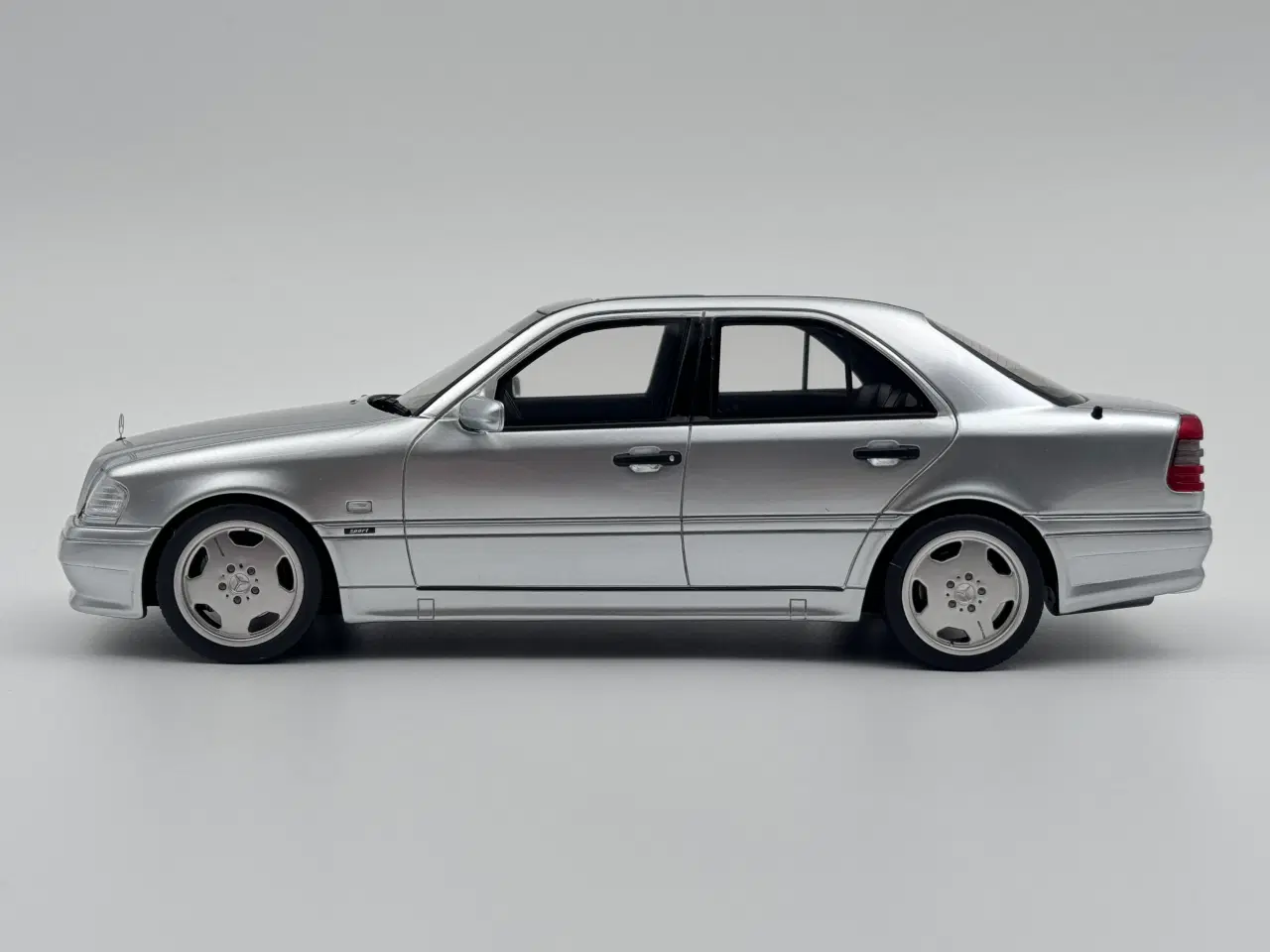 Billede 3 - 1990 Mercedes C36 AMG C-Klasse - 1:18