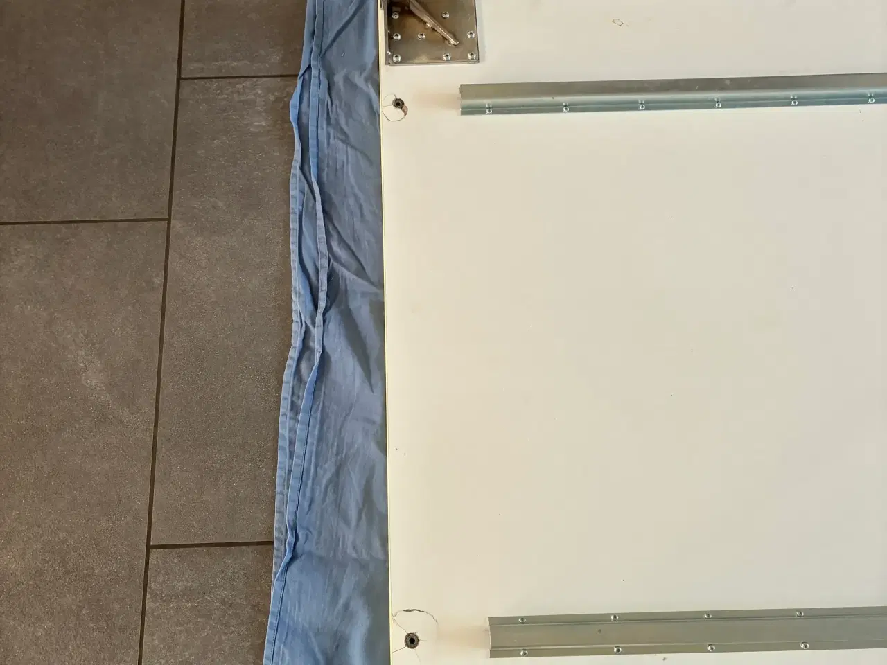 Billede 6 - Solidt spisebord i hvid laminat, kraftige stålben