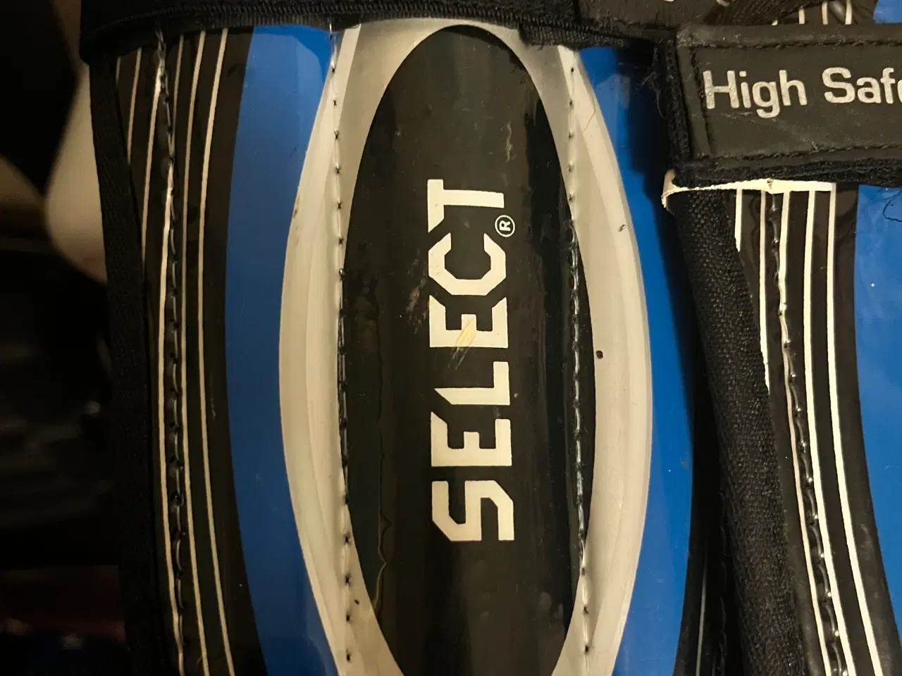 Billede 2 - Benskinner fra Selected. 