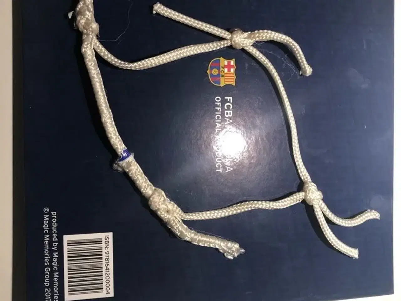 Billede 2 - FC Barcelona bog og stykke af målnet