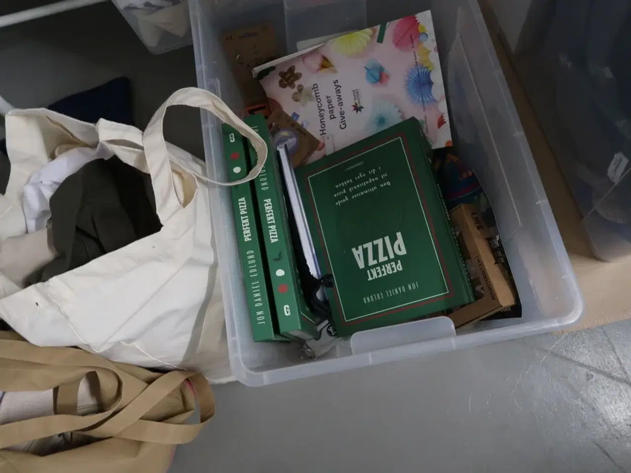 Billede 9 - Stole, borde, tøjstativer med div. Tøj m.m.