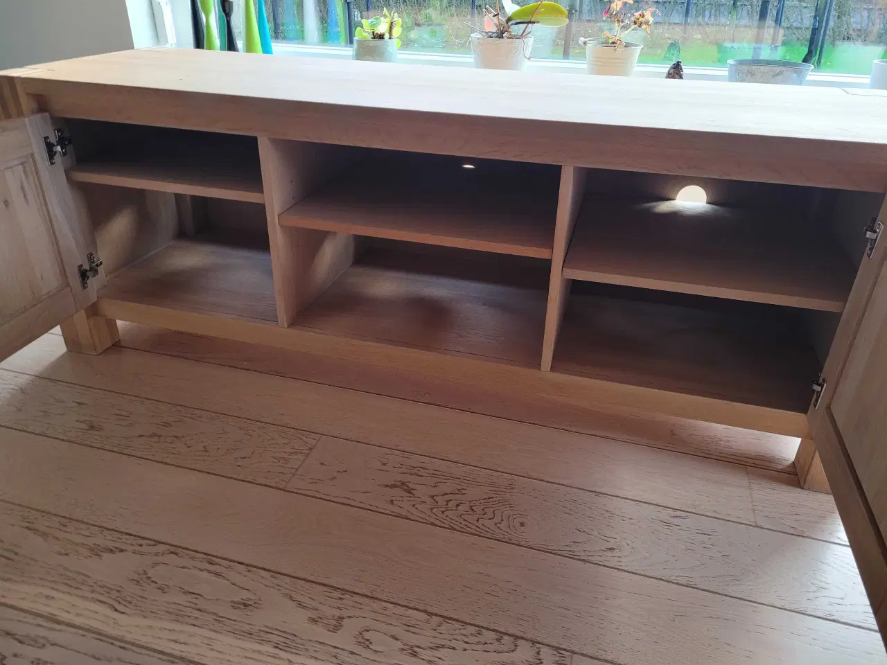 Billede 2 - Tv-møbel i egetræ