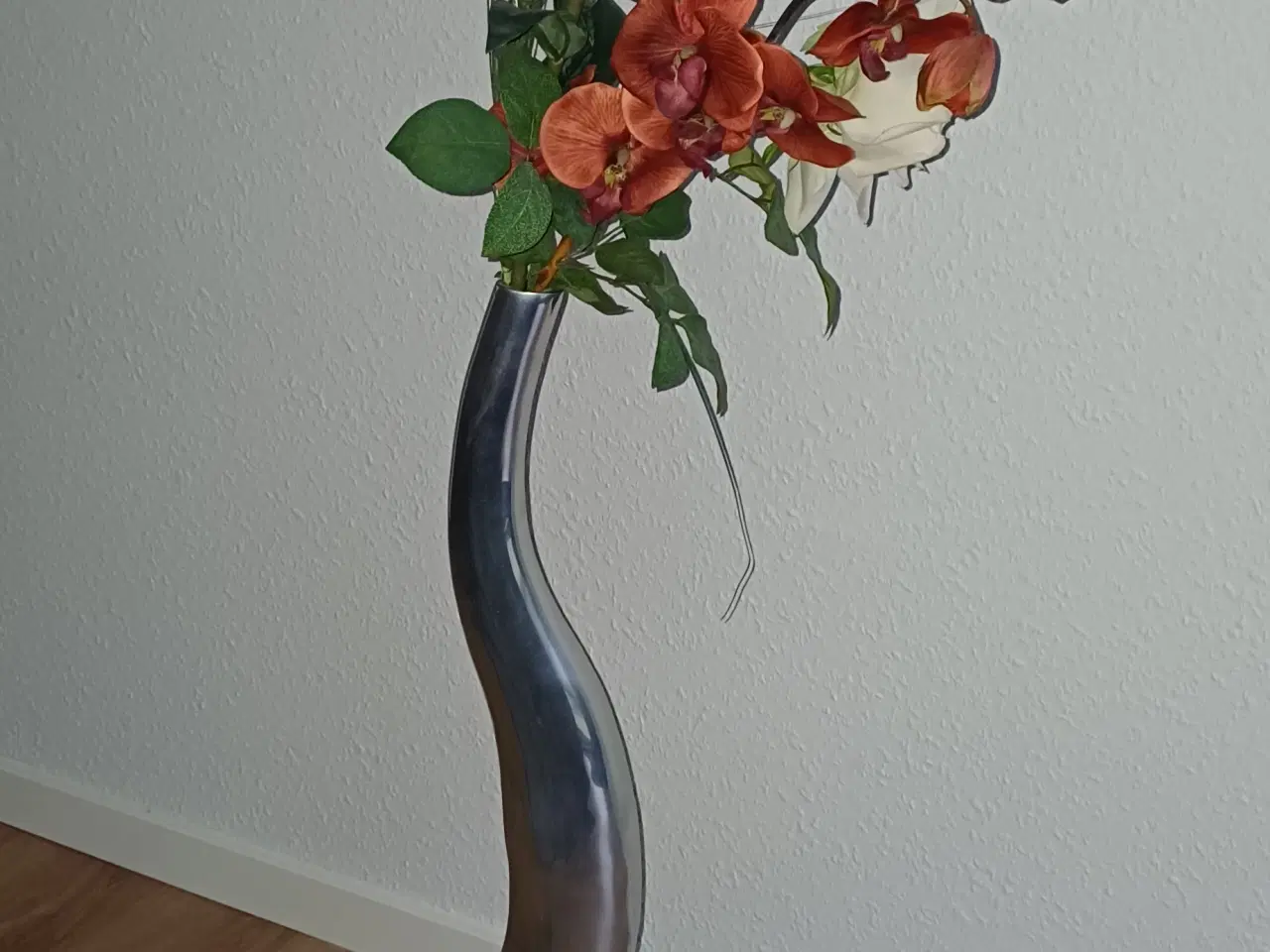 Billede 1 - Høj vase inkl.blomster