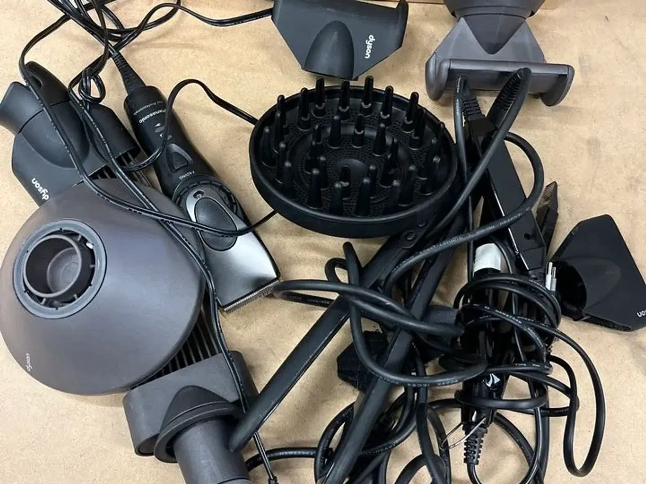 Billede 2 - 2 Stk. Hårtørrer DYSON +  Hårtrimmer PANASONIC  + Tilbehør