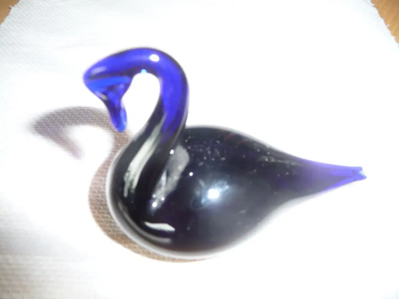 Billede 1 - en blå glas svane.