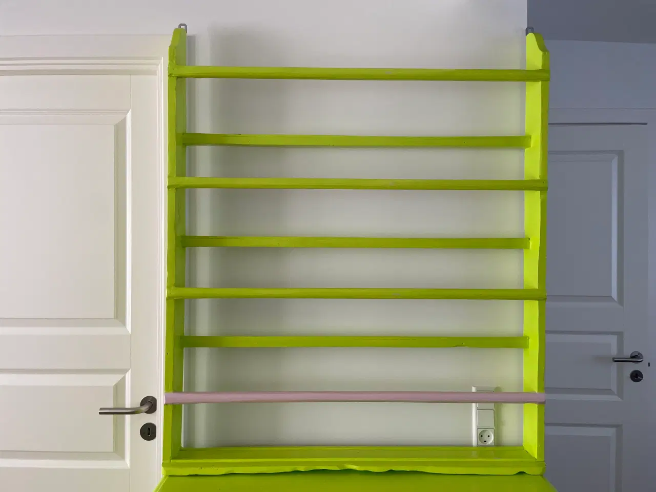 Billede 3 - Sød gammel kommode og tallerkenrække