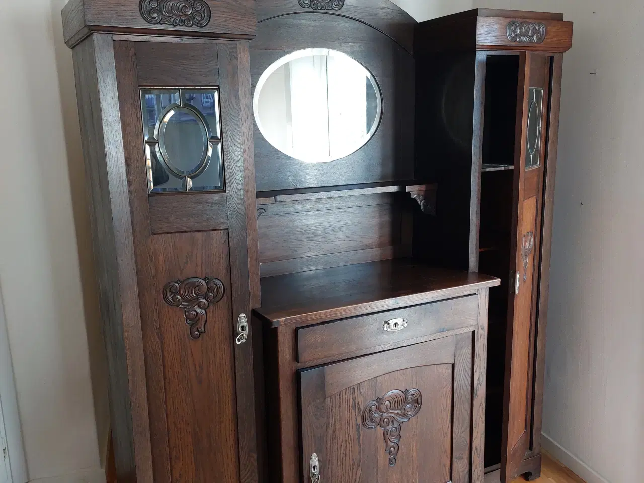 Billede 1 - Antikt skab i mørk eg med spejl og udskæringer