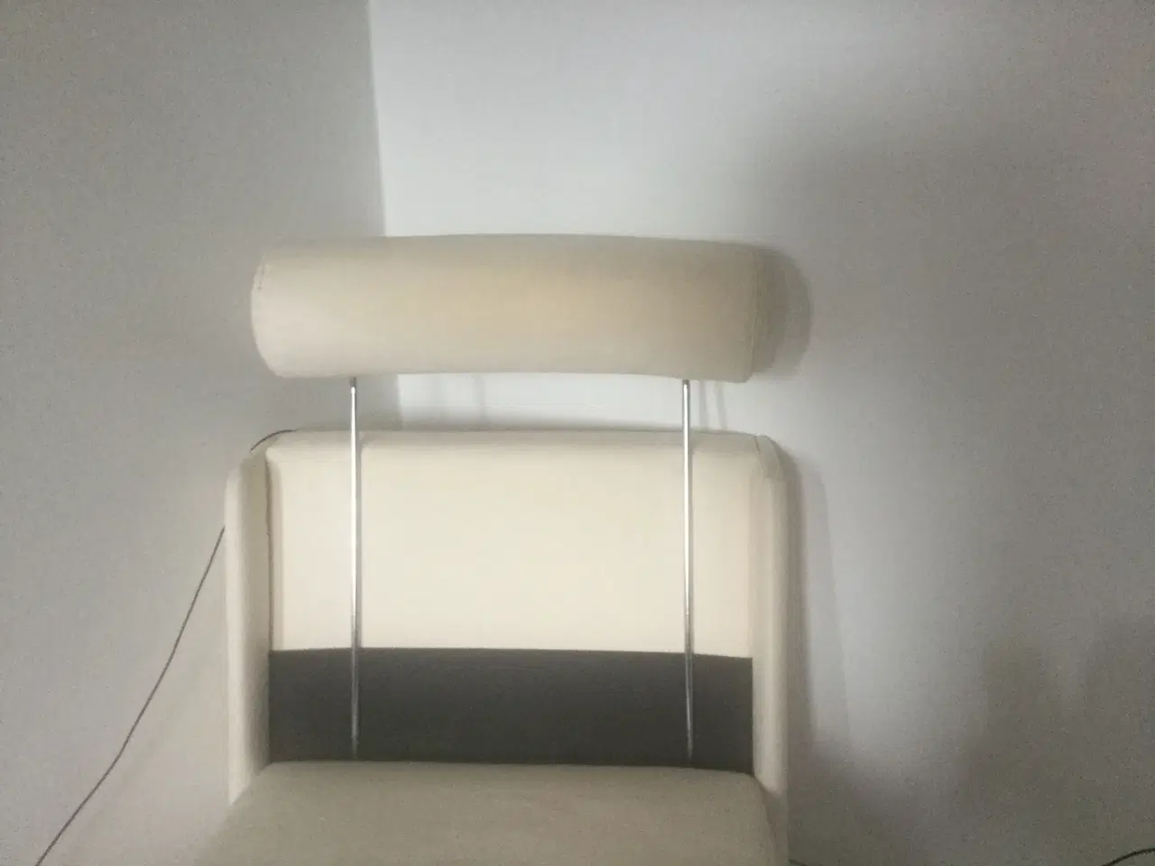 Billede 3 - 2 stk. Lænestol, nakkepølle og skammel.