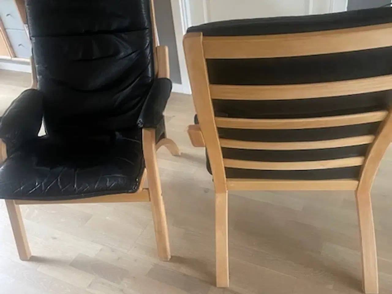 Billede 2 - 2 Stouby lænestole med sort skind hynde