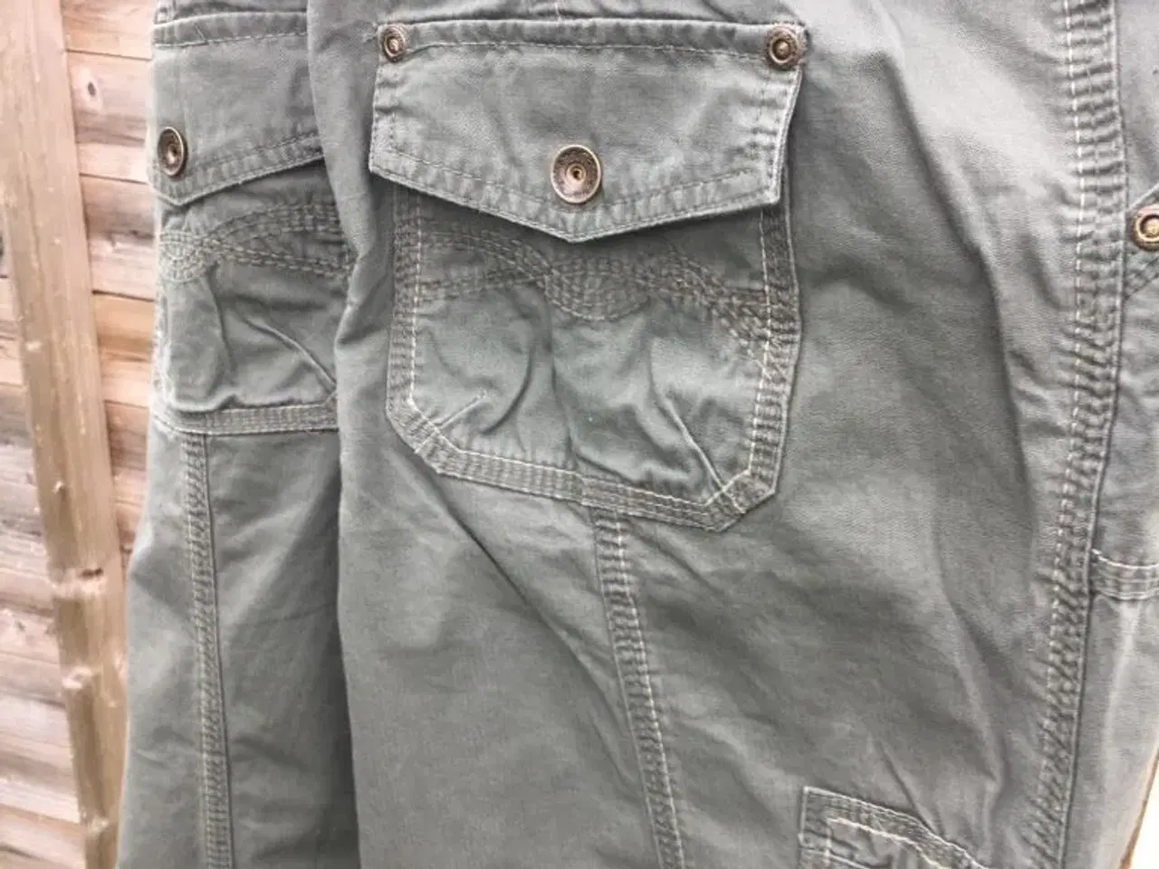 Billede 2 - Fede bukser med lommer og bælte.