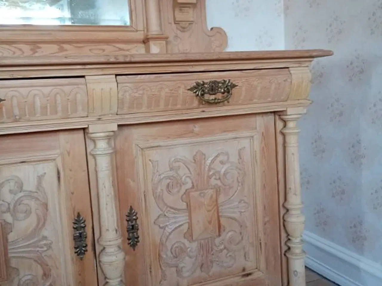 Billede 3 - Gammel buffet skab med facetslebet sølv spejl.