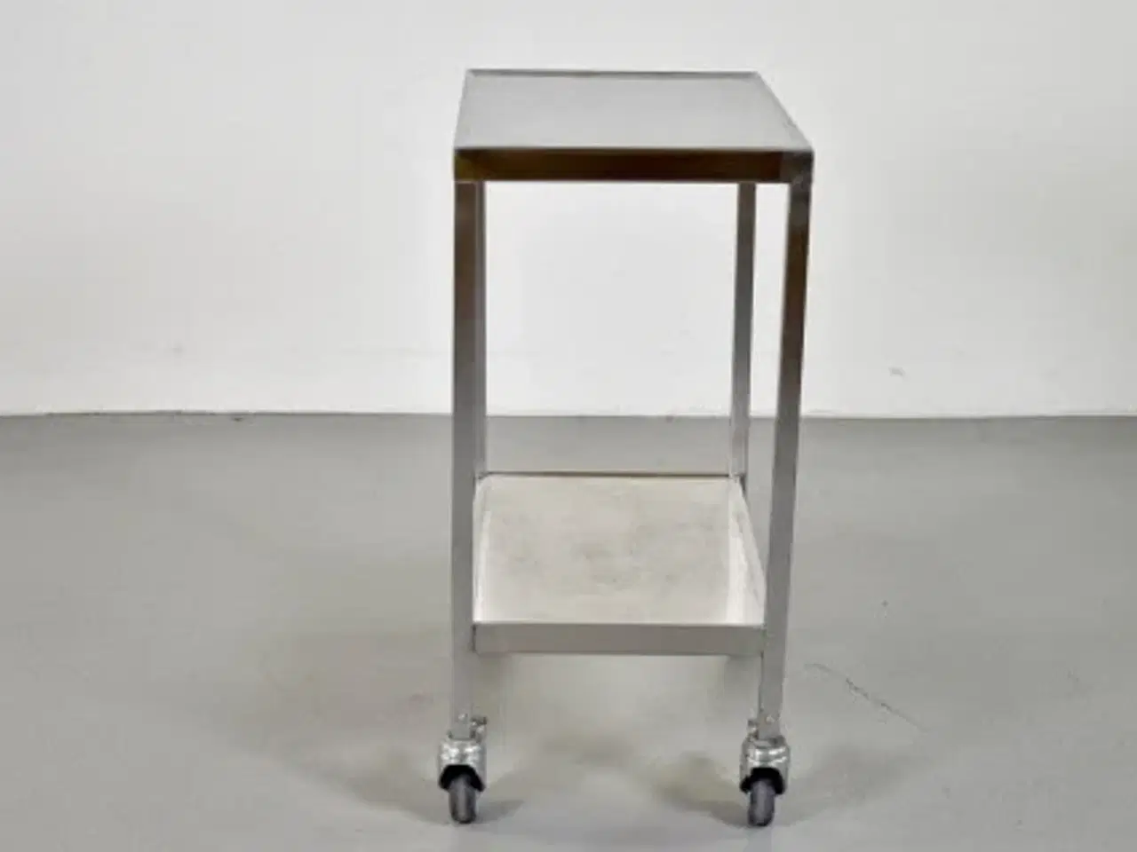 Billede 4 - Rullebord i stål med to hylder - 60,5 cm.