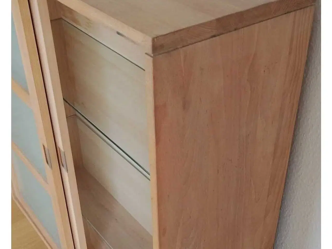 Billede 4 - Pænt og velholdt vitrineskab til ophæng sælges 