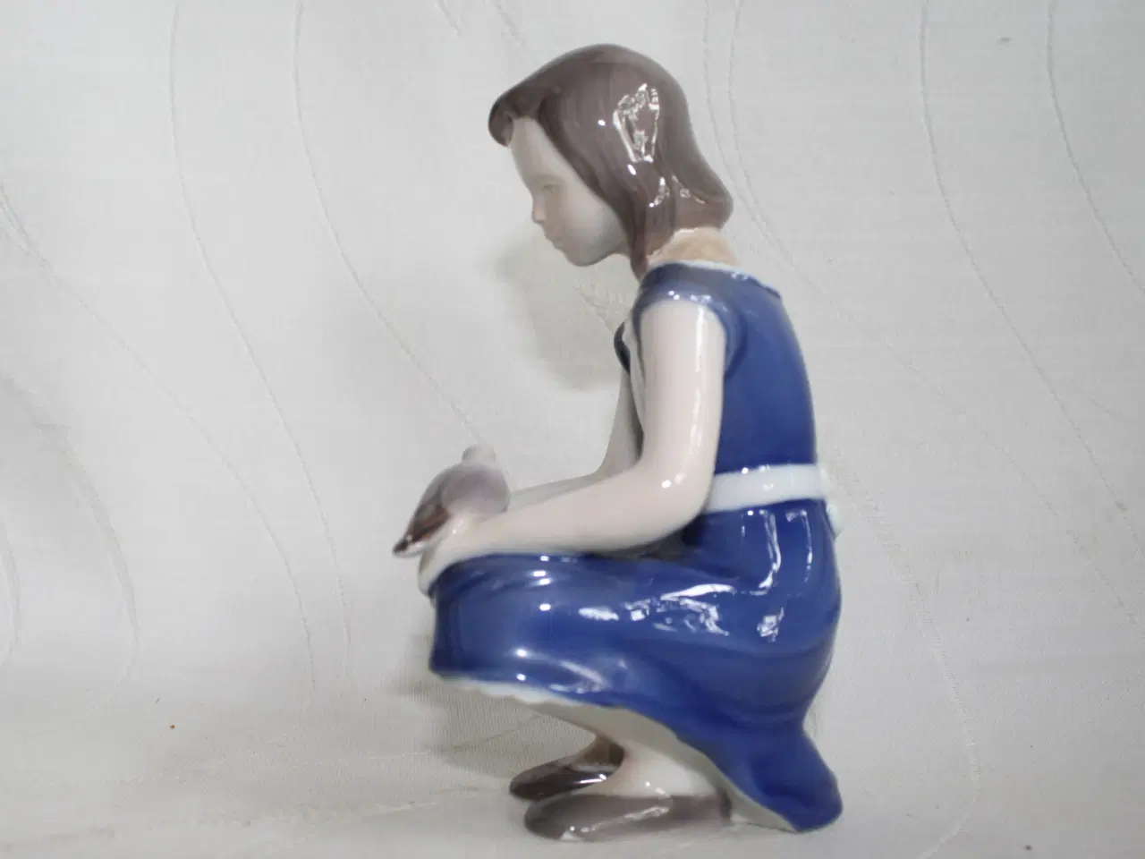 Billede 4 - Pige med due, figur fra Bing & Grøndahl 
