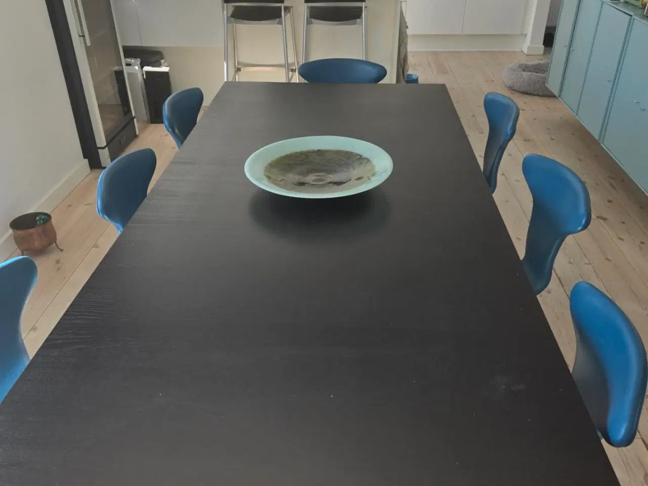 Billede 1 - Spisebord fra Ansager. 215 cm + 4 tillægsplader.