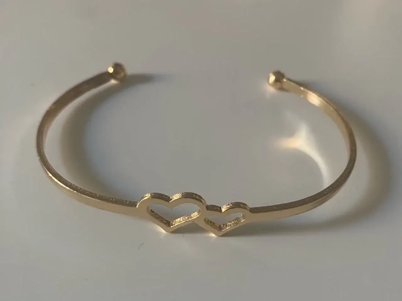 Billede 1 - * Lækker armring - med to hjerter
