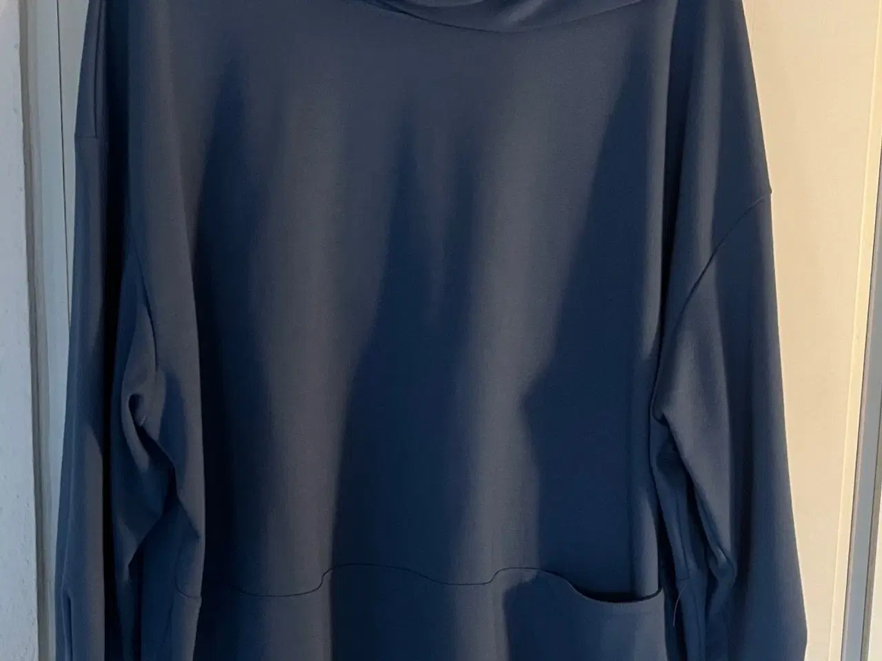 Billede 1 - Noen: superlækker sweatshirt med asymmetrisk krave