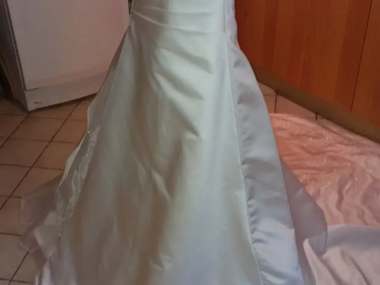 Billede 4 - smuk brudekjole med slæb