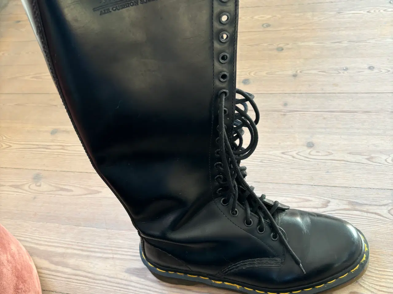 Billede 2 - Dr. Martens 18 huls støvle str. 40