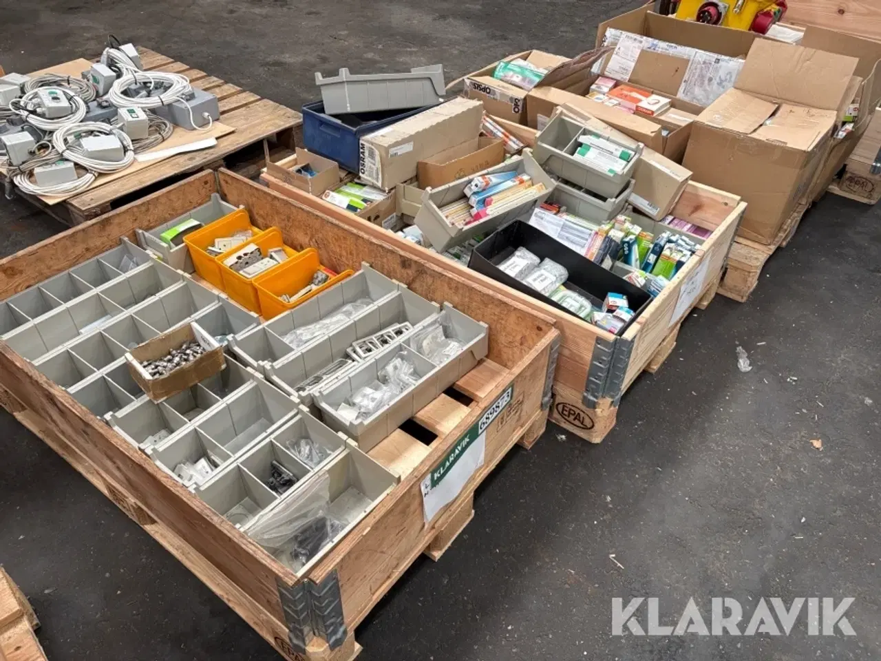 Billede 3 - Pærer og el-udstyr 3 paller