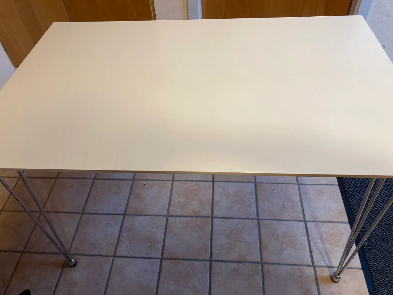 Billede 2 - Bord hvid. Med stål-Ben