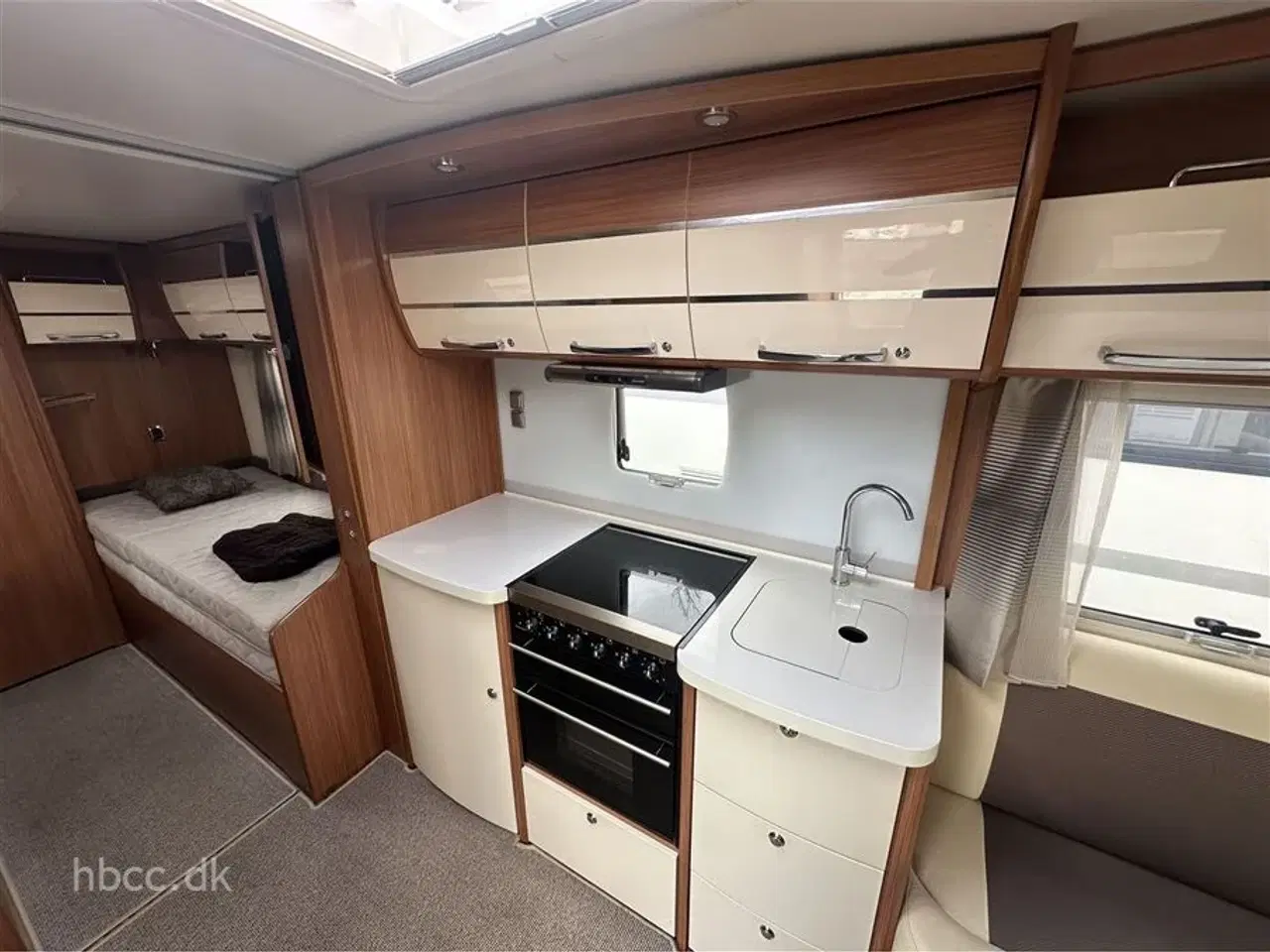Billede 3 - 2015 - Adria Alpina 613 UT   Adria Alpina 613 UT (2015) – Luksus helårsvogn med mover og enkeltsenge