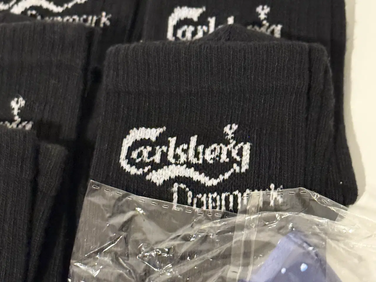 Billede 10 - Fem par sorte Carlsberg strømper og J-dag mundbind
