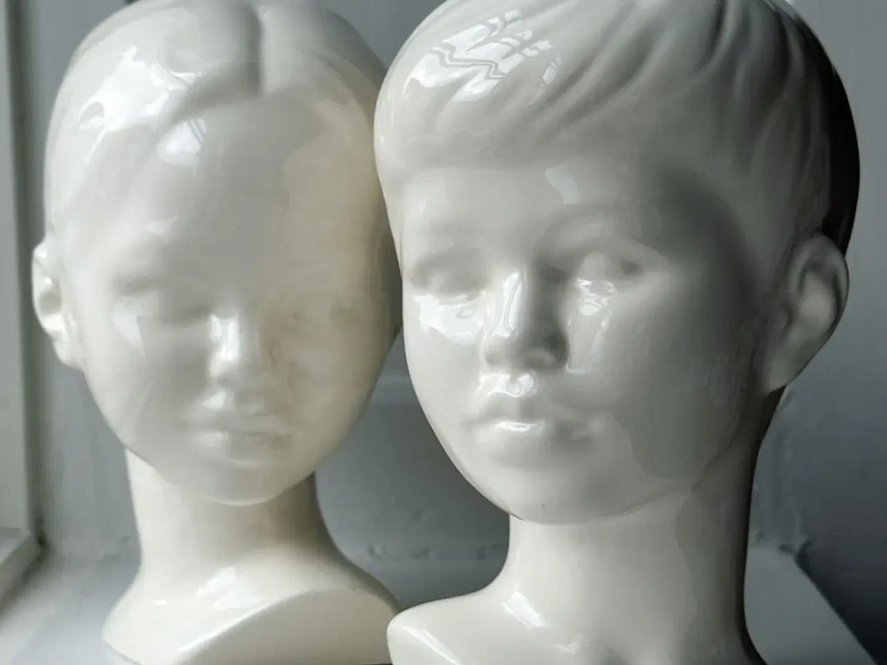 Billede 4 - Edith Pedersen-kopi, fajance, sæt af dreng og pige, NB