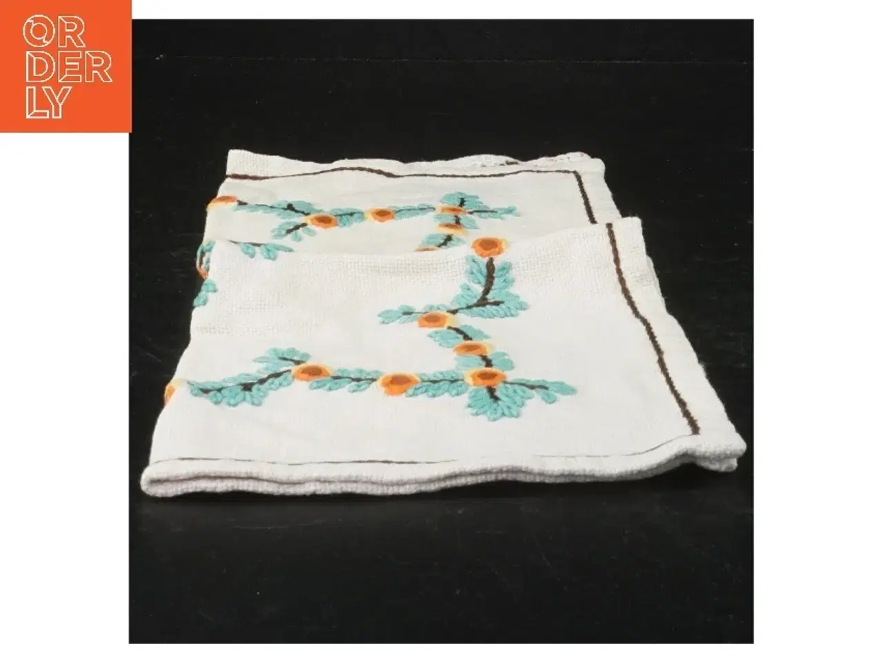 Billede 1 - Broderet pyntedug (str. 29 x 31 cm)