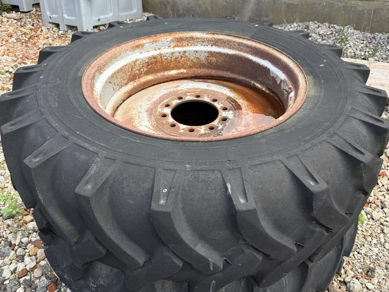 Billede 1 - Traktor dæk med fælge 18.4 -34