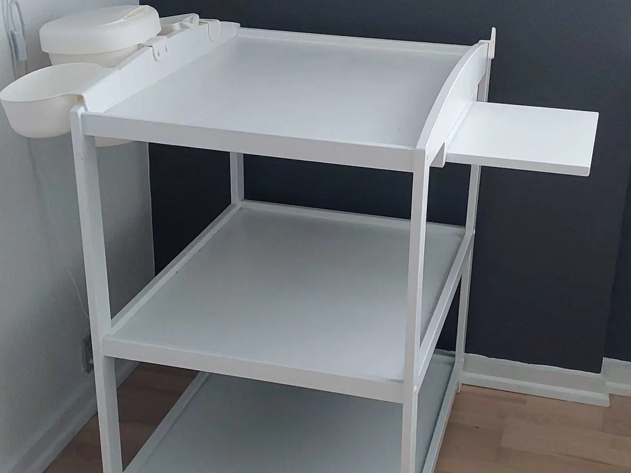 Billede 1 - Puslebord med beholdere