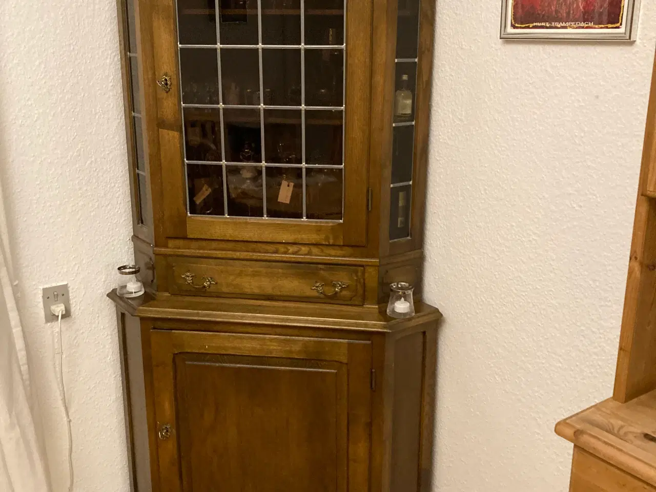 Billede 1 - Flot hjørneskab i egetræ og med blyindfatttet glas