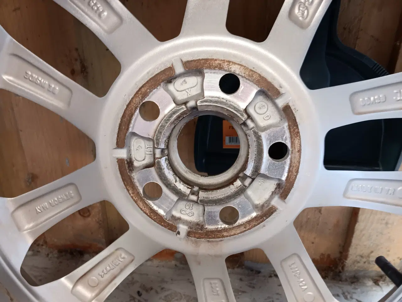 Billede 4 - Ford Kuga Hybrid 17" alufælge med sommerdæk