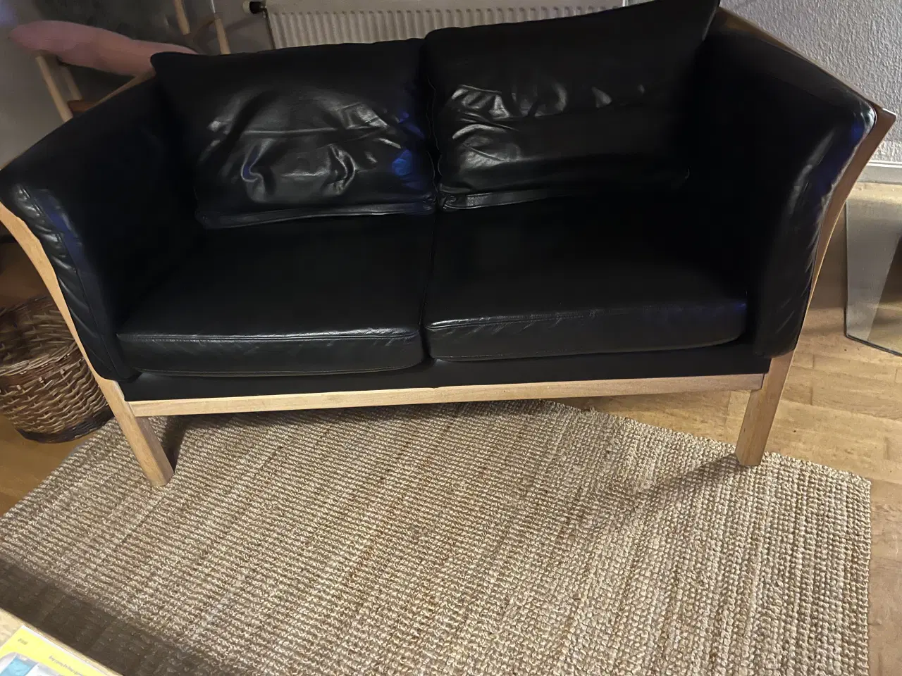Billede 1 - 1 Sort læder sofa med bøgetræs gavle sælge