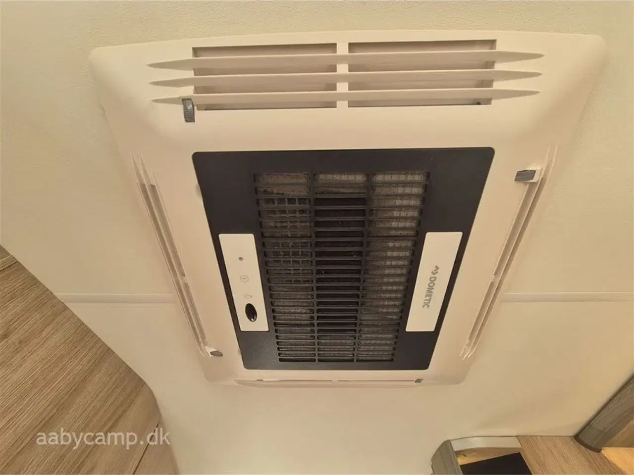 Billede 23 - 2018 - Knaus Sky I 700 LEG   Automatgear. markise. 2x batterier. 2x solceller. Dometic A/C. Elektrisk indgangstrin. Dellæder.
