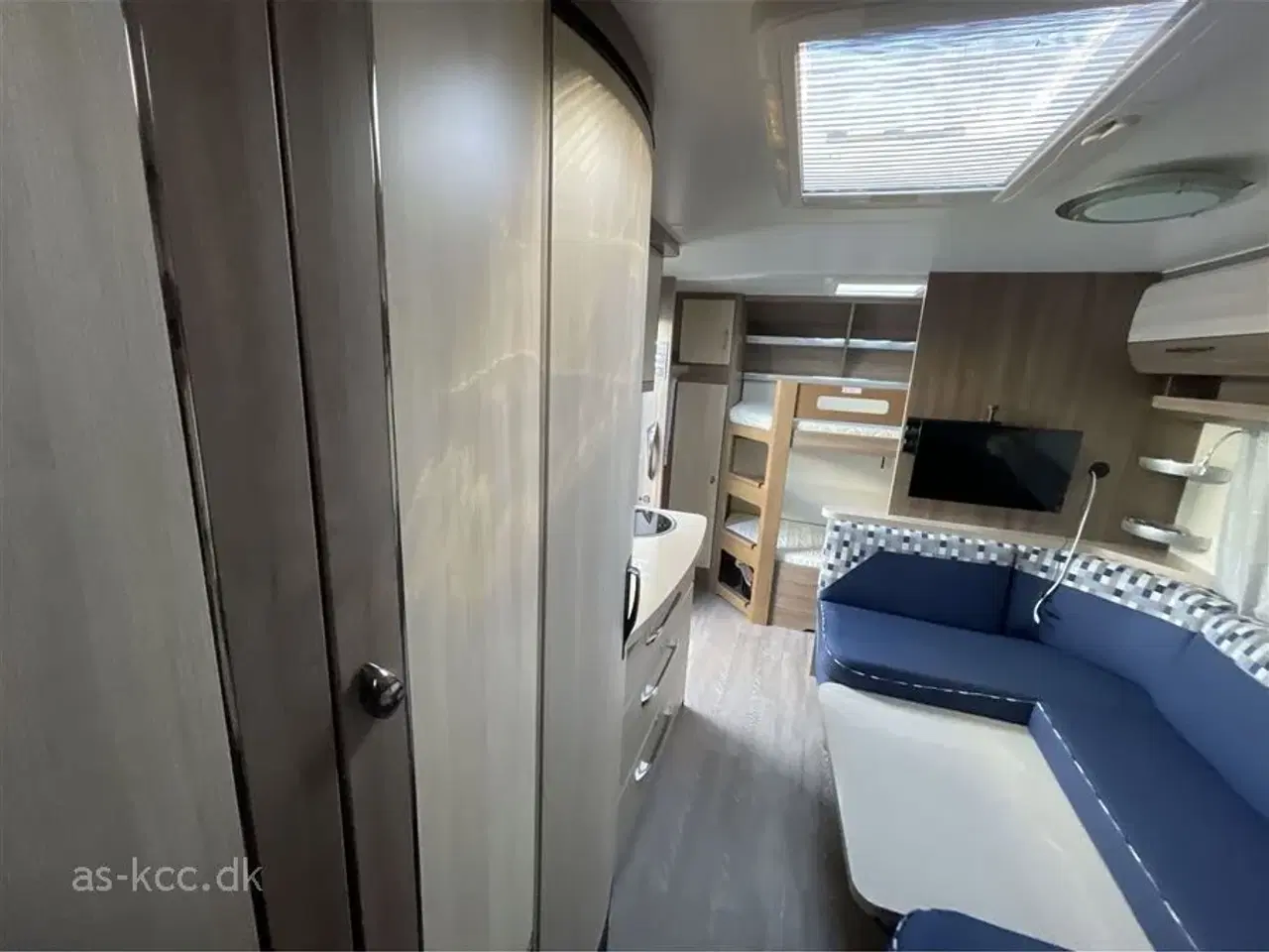 Billede 9 - 2017 - Hobby De Luxe 560 KMFe   Hobby De Luxe 560 KMFE årg. 2017 incl. 6 sovepladser, 6 siddepladser, Nyt Isabella Commodore Dawn 2024, mover, Eclipse12v tv, Sun Blue med stænger