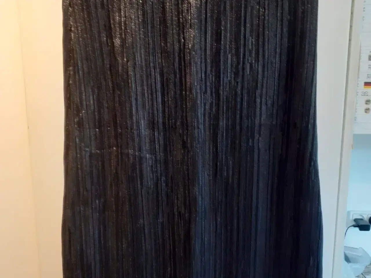 Billede 1 - Nederdel, str. M, sort glinsende, kr. 40,00.  