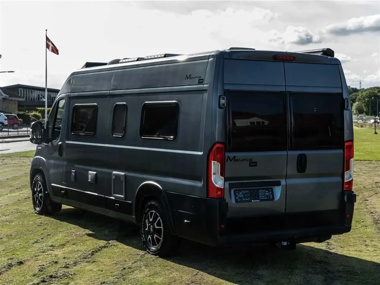 Billede 22 - 2020 - McLouis Menfys Van 04 Prestige Van med langsgående senge og fyldt med udstyr