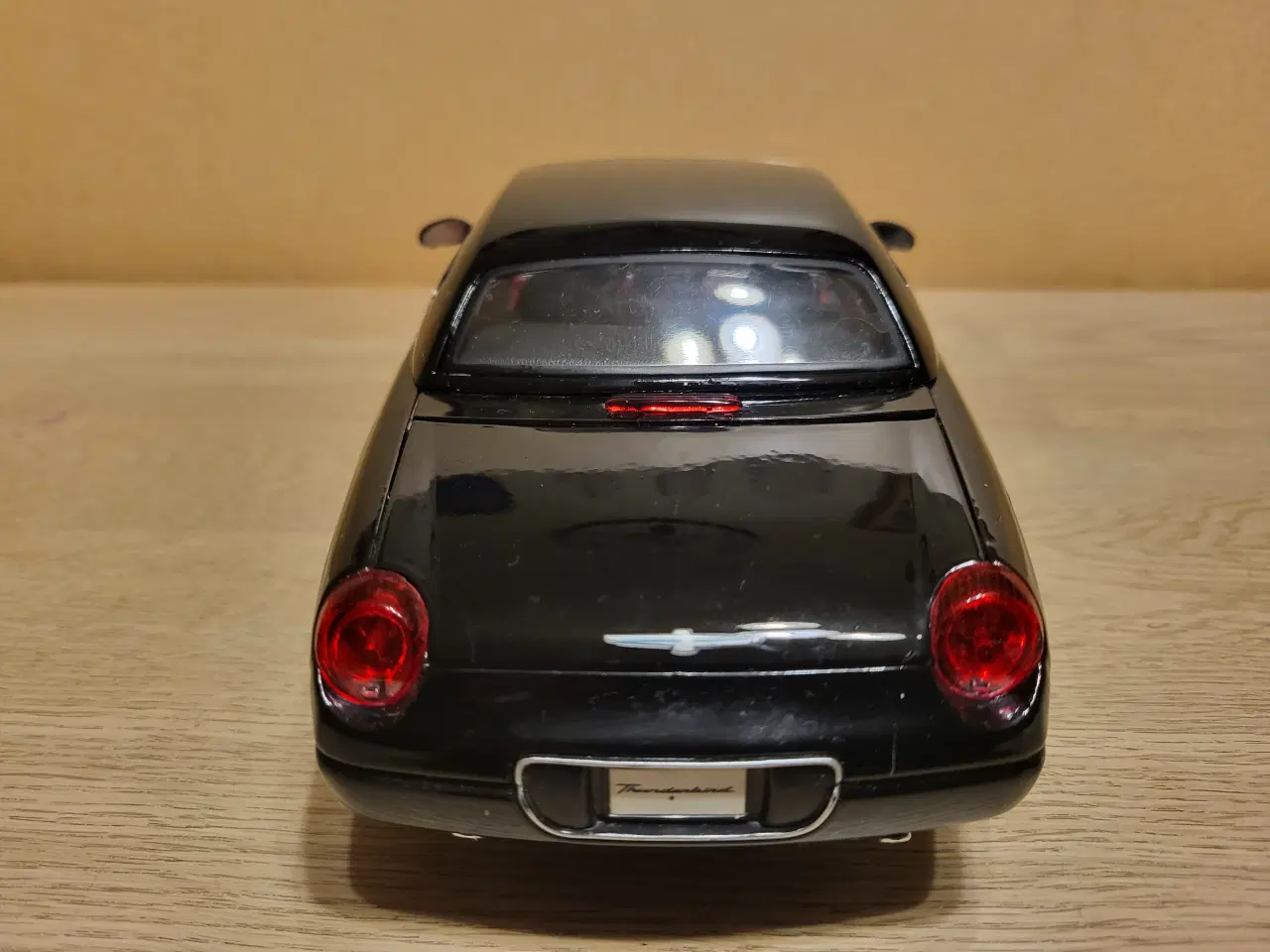 Billede 6 - Modelbil. FORD Thunderbird (2002) Skala 1/18.