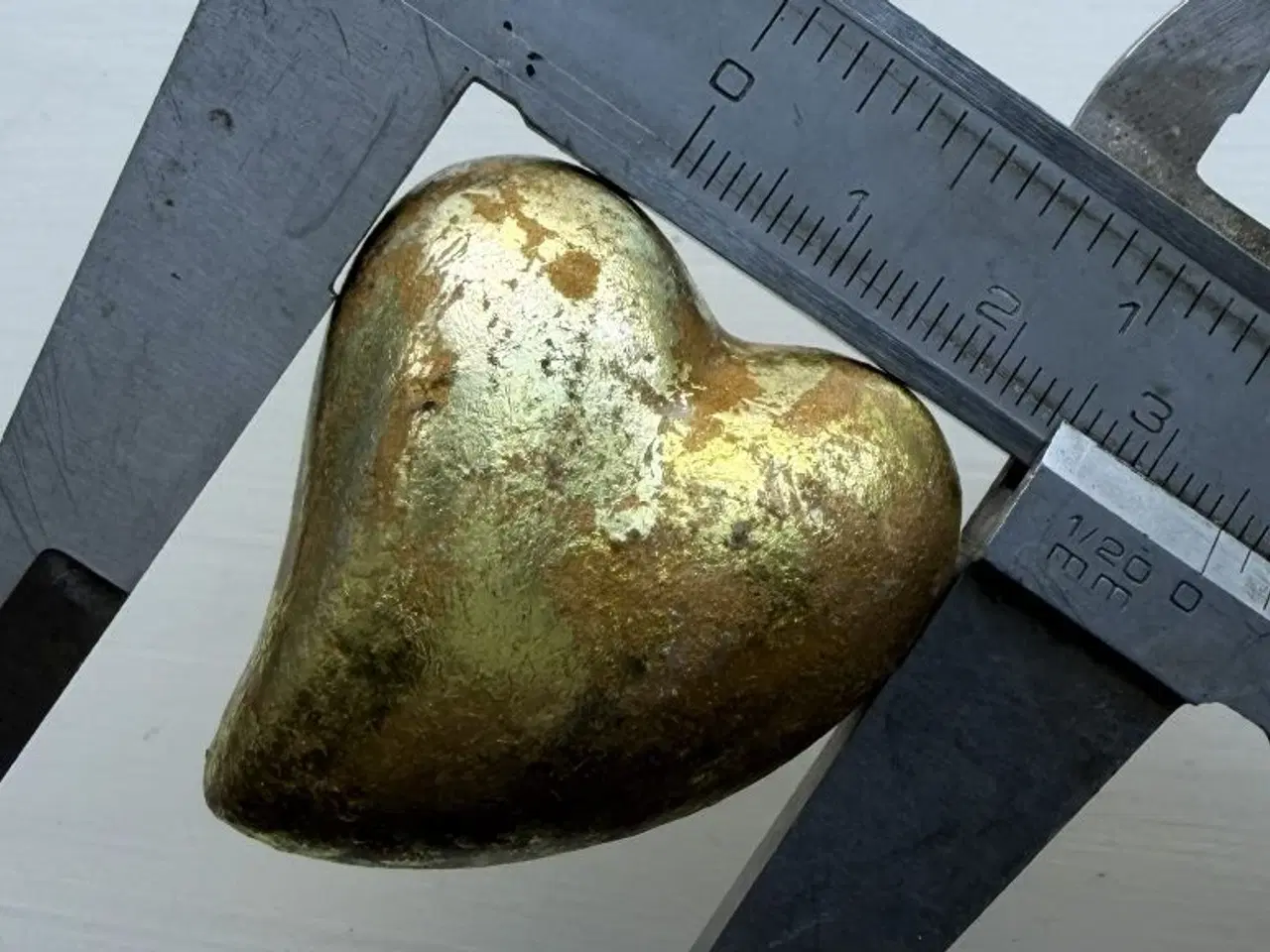 Billede 4 - Rustikke pynte-hjerter i gyldne farver. 12 stk.