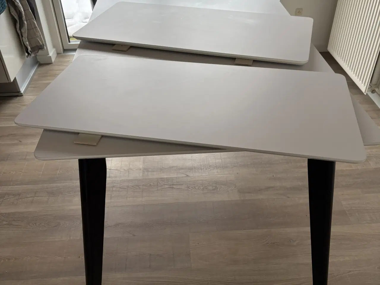 Billede 3 - Ilva spisebord med hvid laminat plade og sorte ben