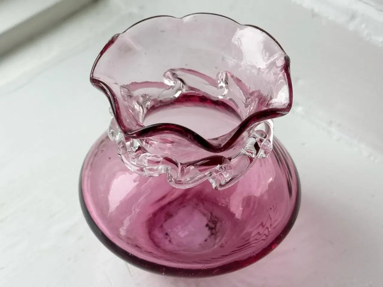 Billede 4 - Pilgrim, lyselilla minivase m flæser, 1966-72, NB