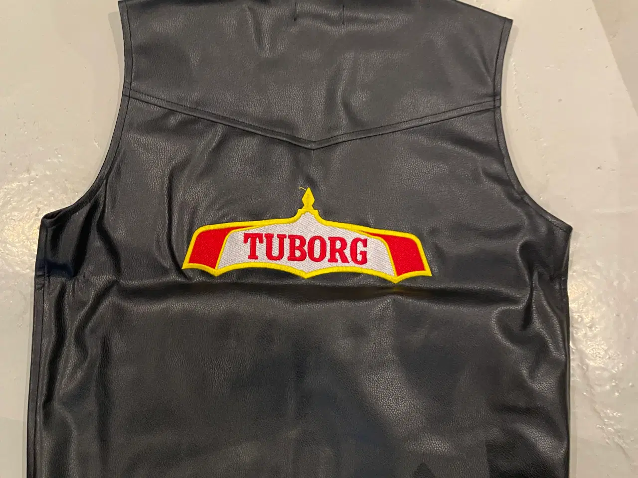 Billede 2 - Tuborg ikoniske sæt skjorte - vest - forklæde -hat