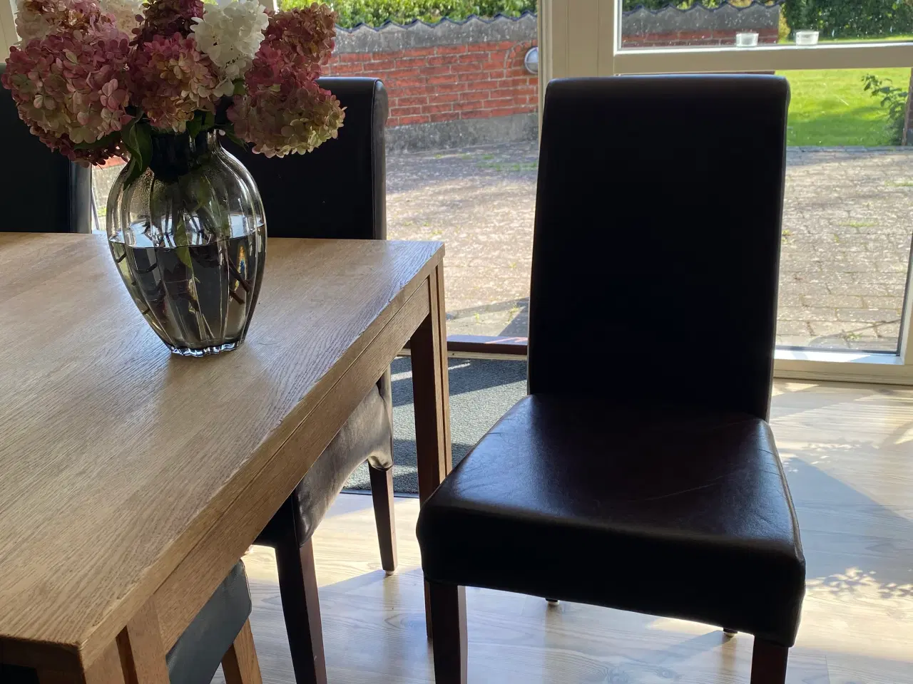 Billede 2 - 8 stk. Ergonomiske spisestole af brunt skind.