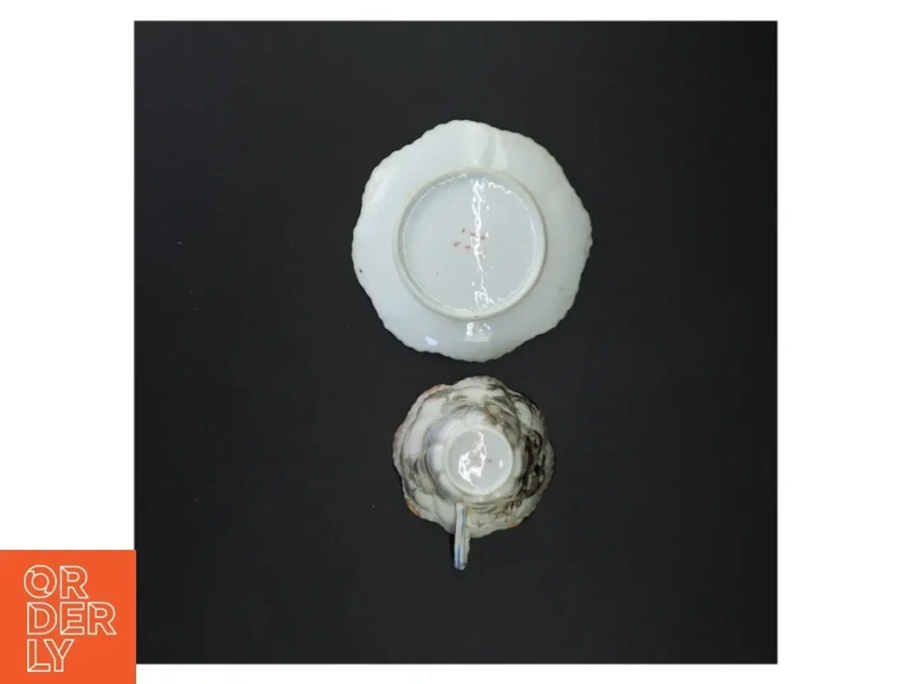 Billede 2 - Dekoreret porcelænskop med tilhørende underkop og sidetallerken (str. 14 x 6 cm)